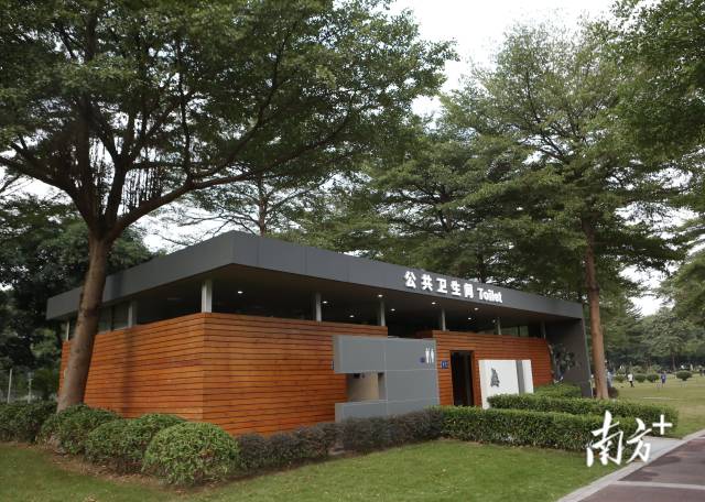 廣州一公園里的裝配式廁所。吳偉洪 許舒智 攝