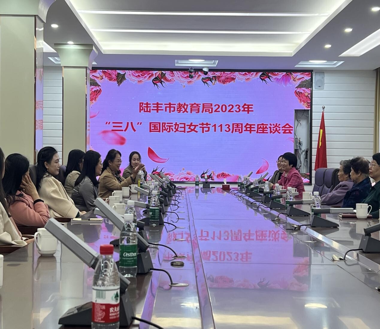 陸豐市教育局舉行慶?！叭恕眹H婦女節(jié)113周年座談會_1