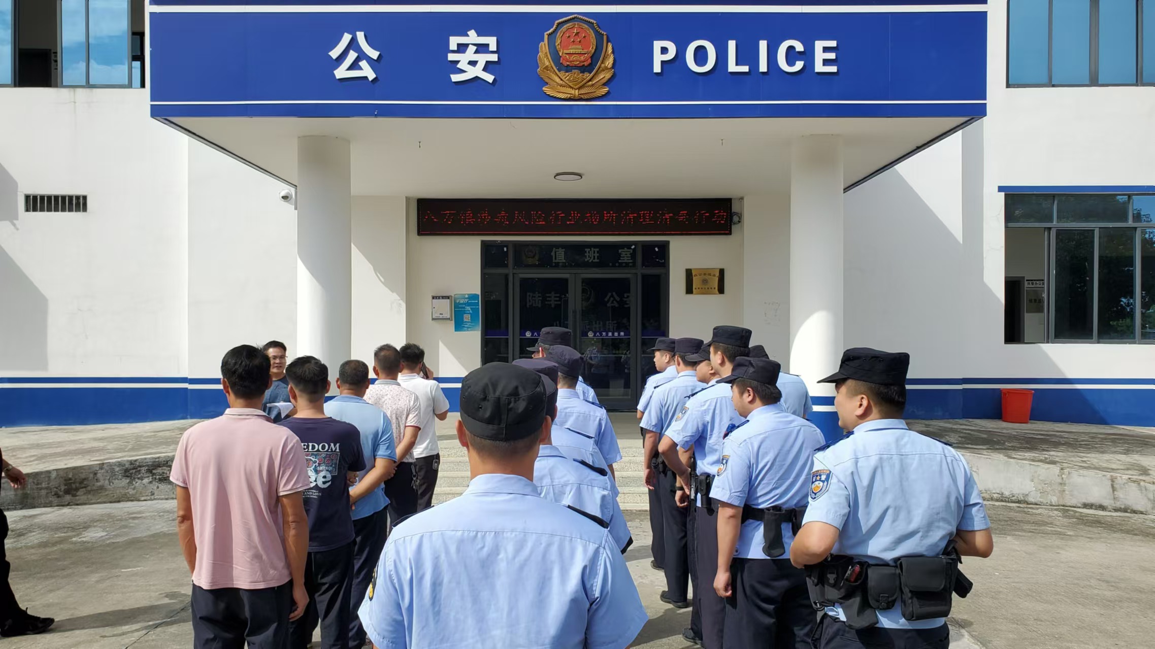 20241026八萬鎮(zhèn)開展涉毒風(fēng)險行業(yè)專項清理清查統(tǒng)一大行動.doc_2