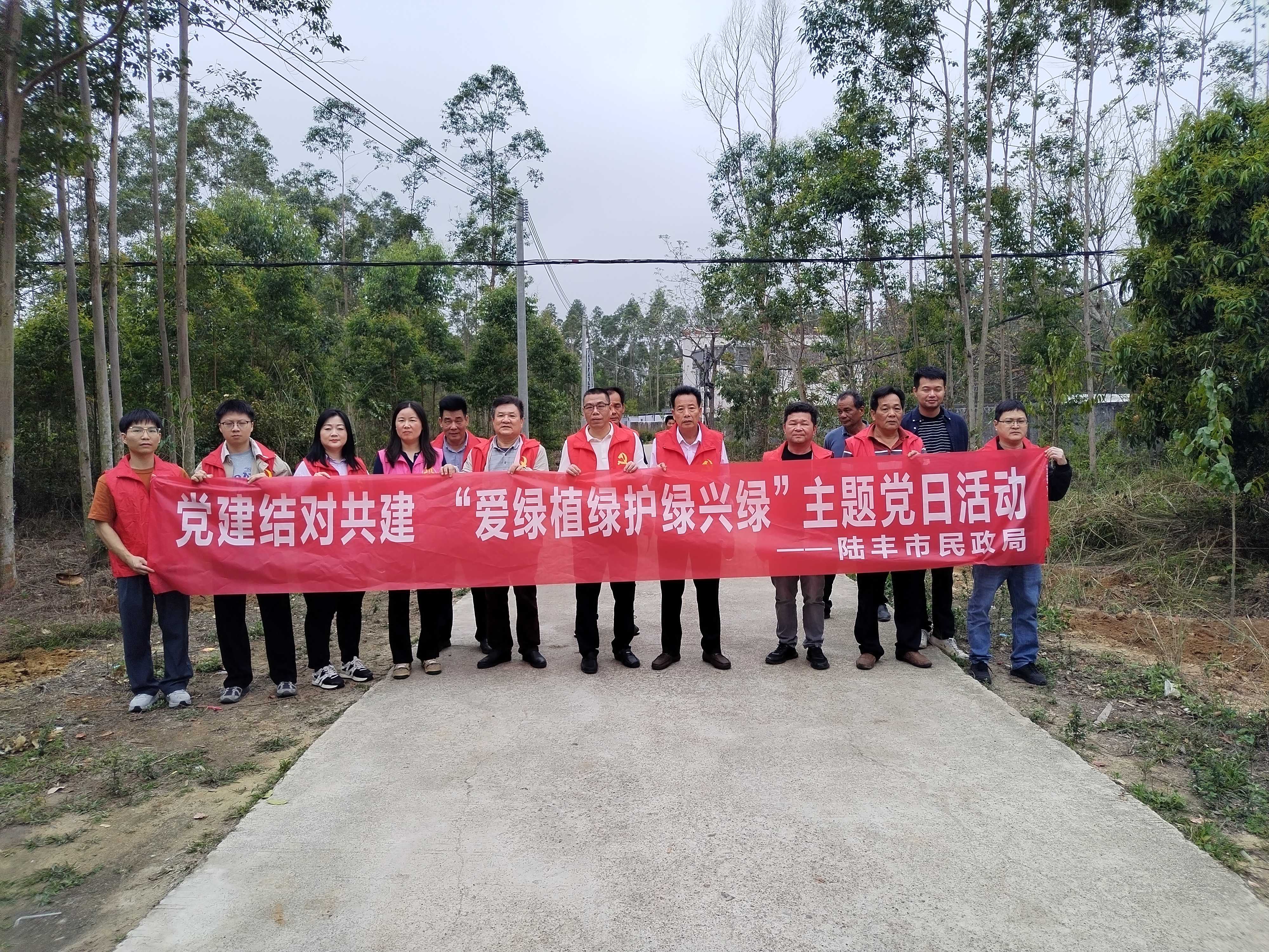 民政簡報〔2025〕第7期 市民政局開展黨建結對共建“愛綠植綠護綠興綠”主題黨日植樹活動(1).doc_2