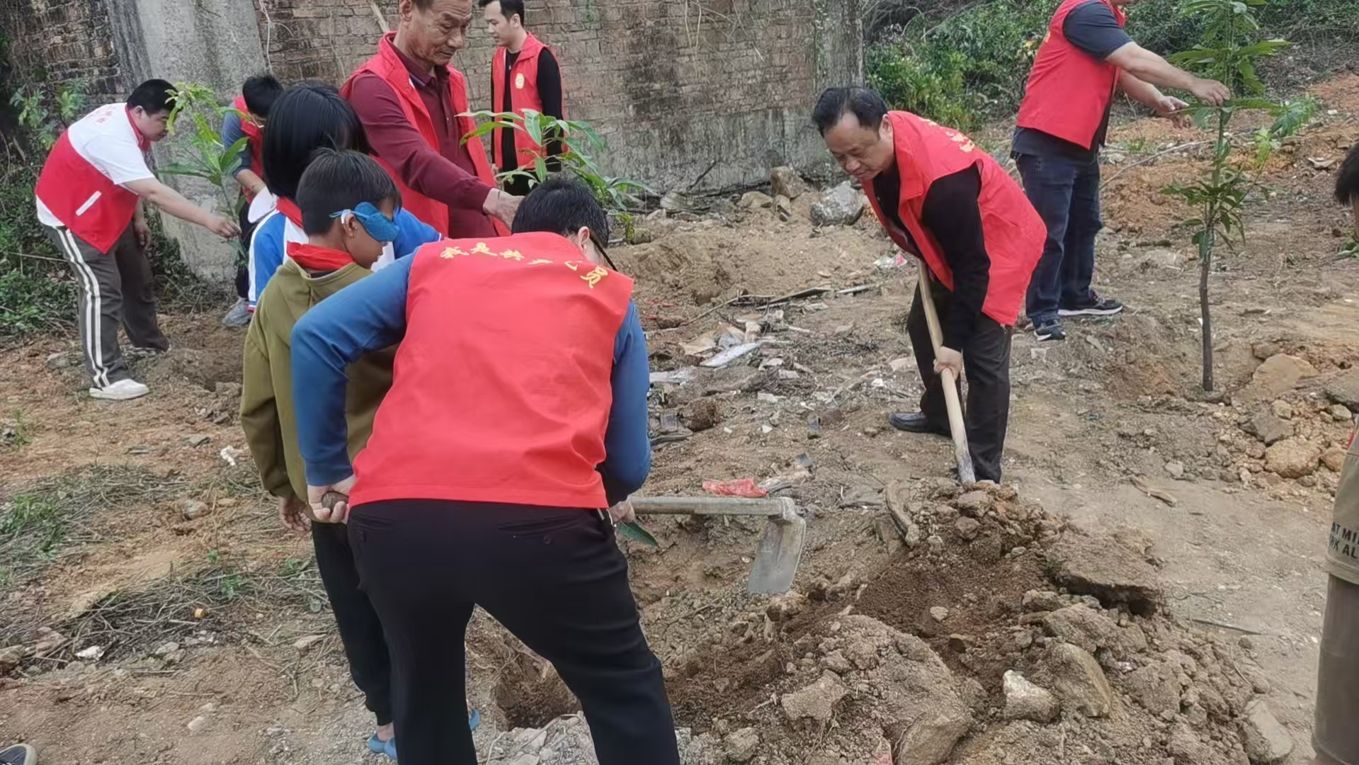 民政簡報〔2025〕第7期 市民政局開展黨建結對共建“愛綠植綠護綠興綠”主題黨日植樹活動(1).doc_9